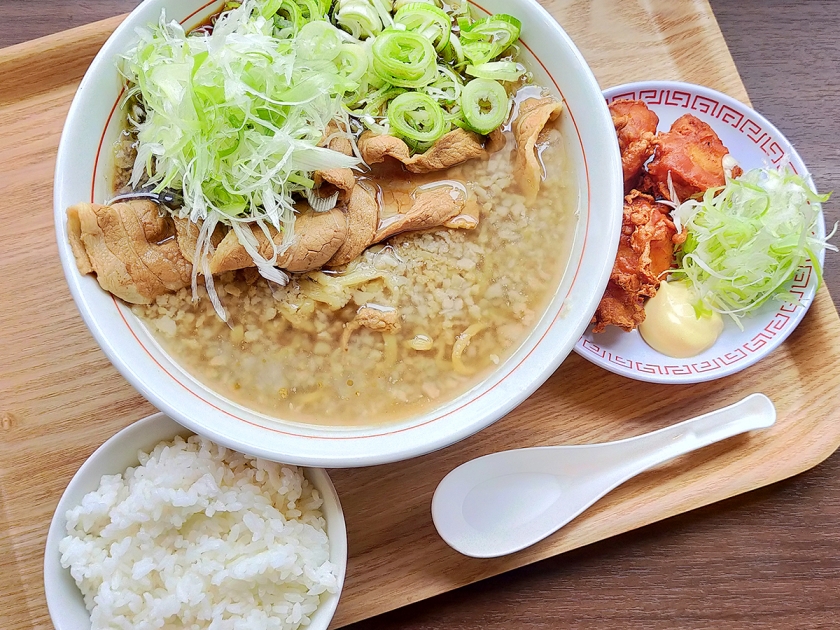 写真 背脂たっぷりの【ネギ肉そば】が美味い！飯島【龍麺亭ドラめんてい】 