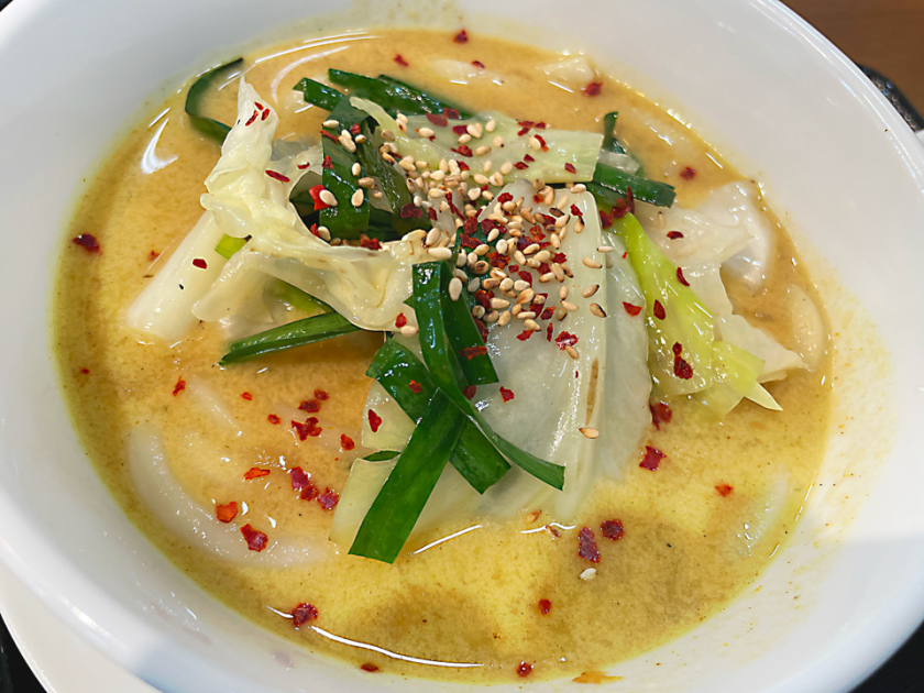 メイン画像:8/20 OPEN カレーうどん 鶴の屋（秋田市民市場 あきた食堂）にて「白カレーうどん」を実食！